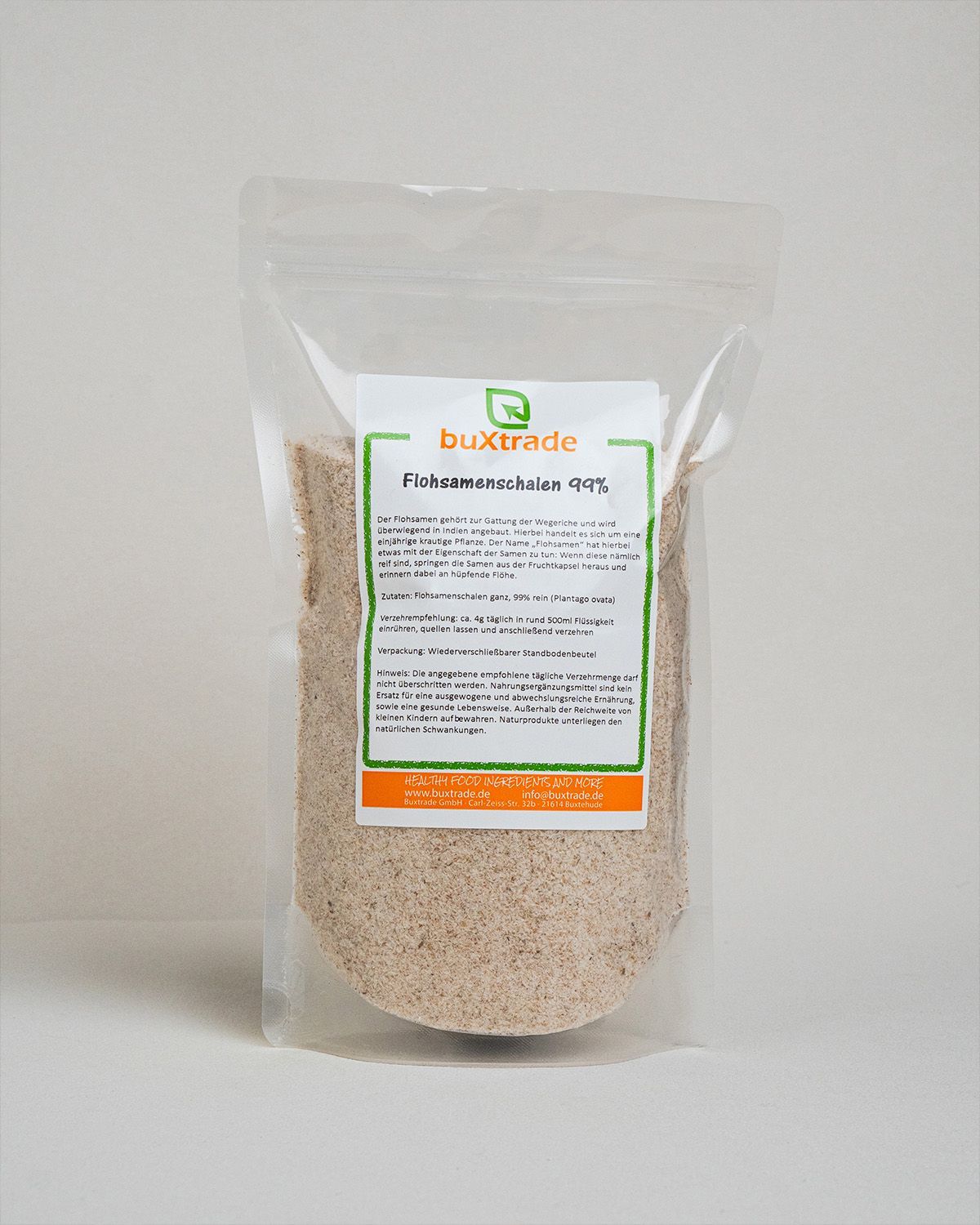 Verpackung mit Produkt und Etikett. Text: buXtrade Flohsamenschalen 99%. Transparente Verpackung.