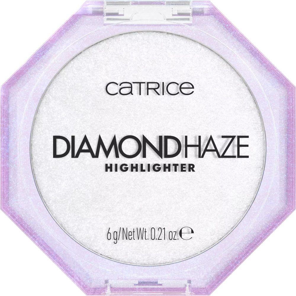 Catrice Diamond Haze Highlighter. Achteckige, transparente Verpackung mit weißem Puder. Aufschrift: Diamond Haze Highlighter.