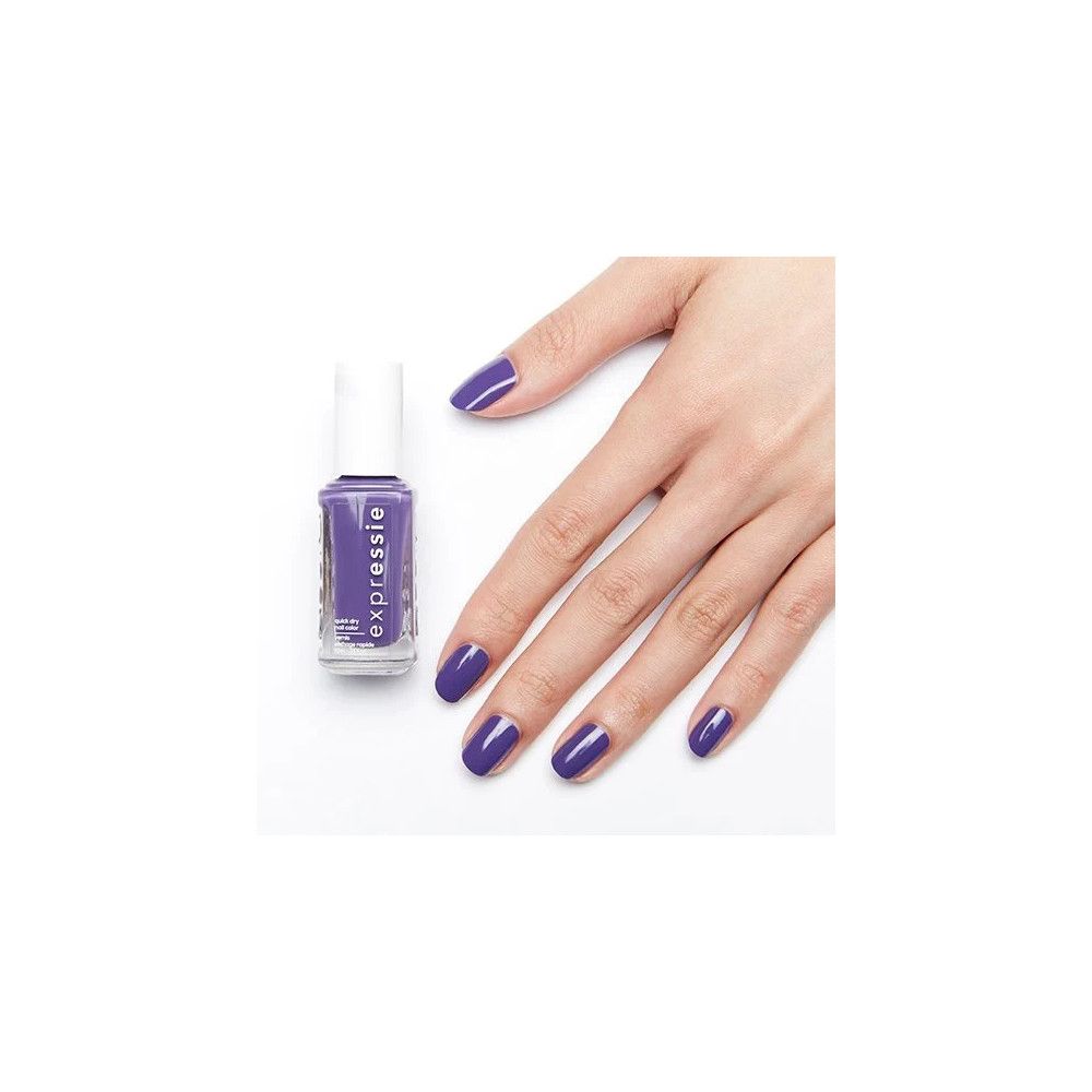 Nagellack-Fläschchen und lackierte Fingernägel in Lila. Flasche mit weißem Deckel, Aufschrift 'expressie'.