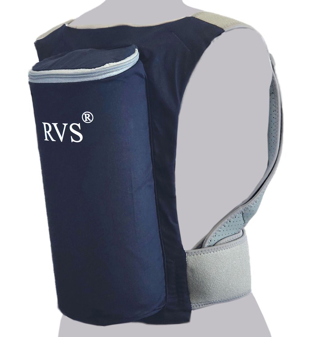 Rückenlageverhinderungs-Rucksack, dunkelblau mit grauem Gurt. Seitliche Ansicht. Aufschrift RVS® auf der Tasche.