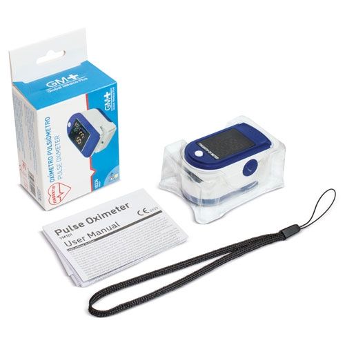 Pulsoximeter in Verpackung mit Handbuch und Trageschlaufe. Marke GM+. Medizinprodukt.