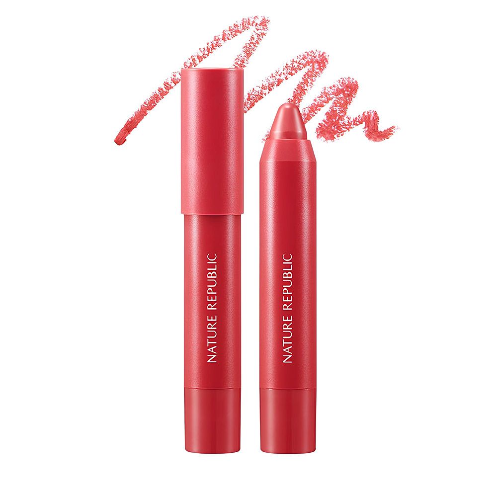 Zwei Lippenstifte in Stiftform. Rosa Farbton. Aufschrift: NATURE REPUBLIC ECO CRAYON LIP VELVET. Strich.