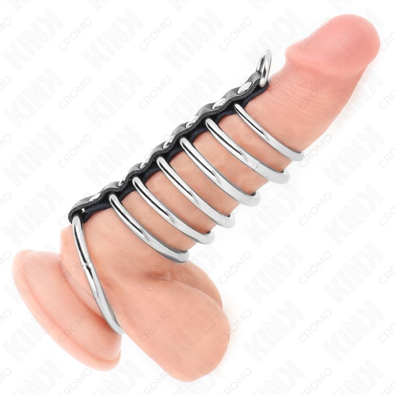 Metall-Penisring mit sieben Ringen. Schwarzes Lederband. Ringe umfassen den Penis. Chrom-Logo im Hintergrund.