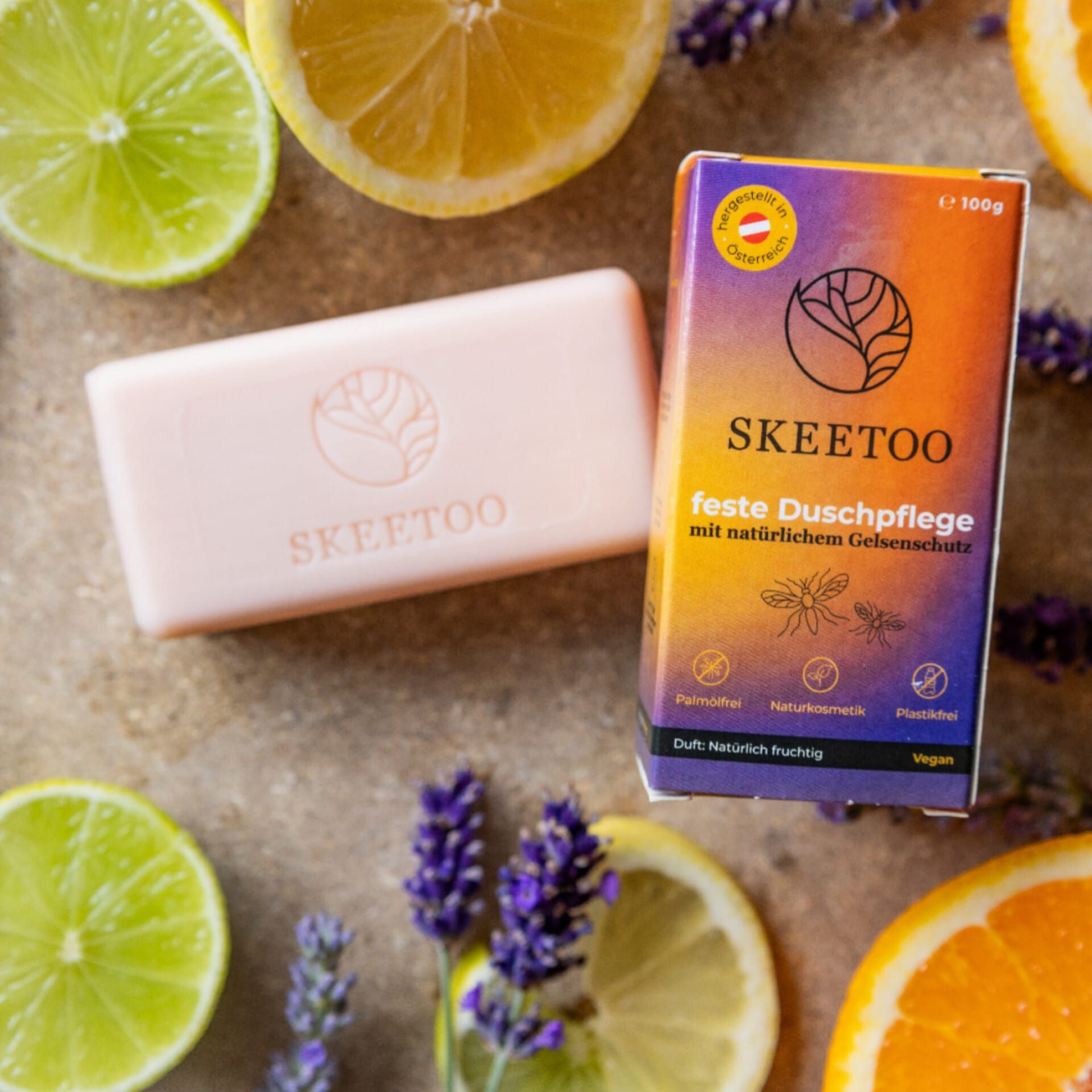 Rosa Seife und Verpackung mit SKEETOO-Logo. Verpackung mit Text: feste Duschpflege, natürlich fruchtig. Mit Zertifizierungen.