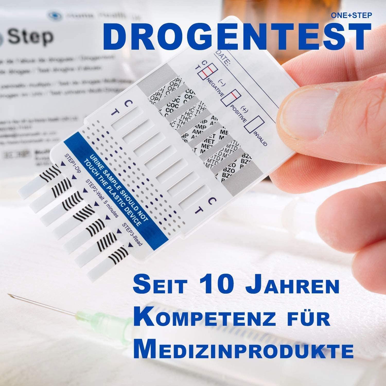 Drogentest-Kit mit Teststreifen. Aufschrift: One+Step, Seit 10 Jahren Kompetenz für Medizinprodukte. Hand hält Teststreifen. Spritze im Hintergrund.