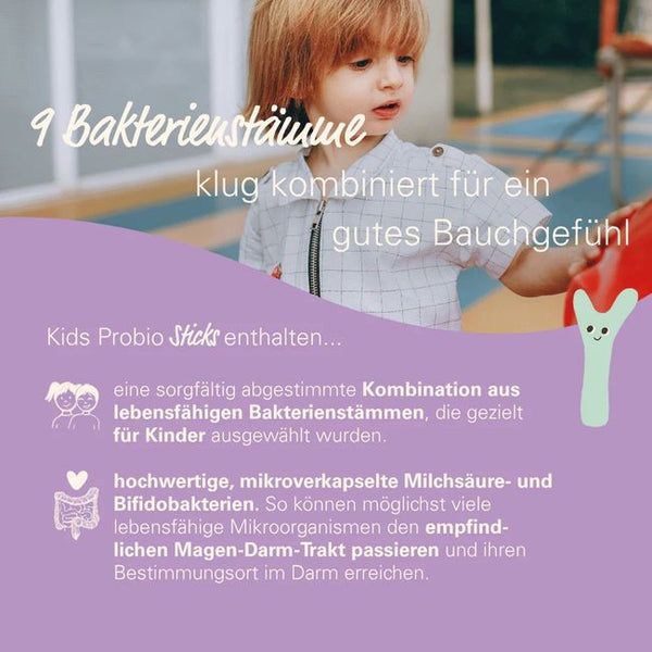 Kind mit Kids Probio Sticks. Enthält 9 Bakterienstämme. Hochwertige, mikroverkapselte Milchsäure- und Bifidobakterien.