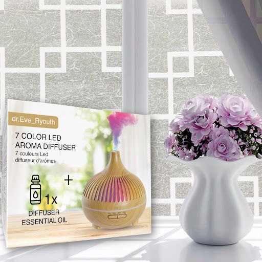 Aromadiffusor mit Holzmaserung, LED-Beleuchtung und Verpackung. Aufschrift: 7 Farben LED Aroma Diffuser.