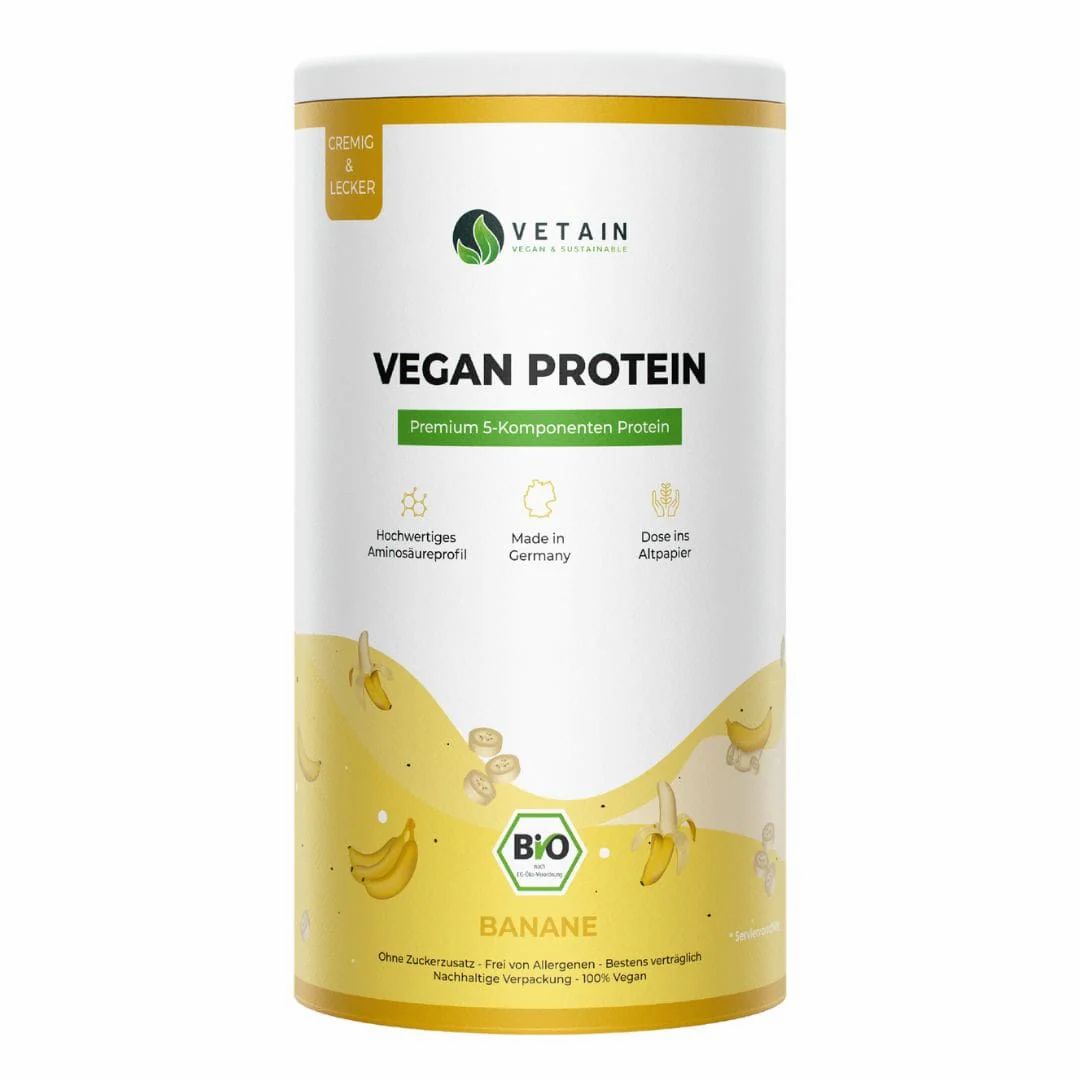 Zylindrische Dose mit "VETAIN Vegan Protein Banane". Bio-Siegel, gelbes Design mit Bananen. Text: "Premium 5-Komponenten Protein".