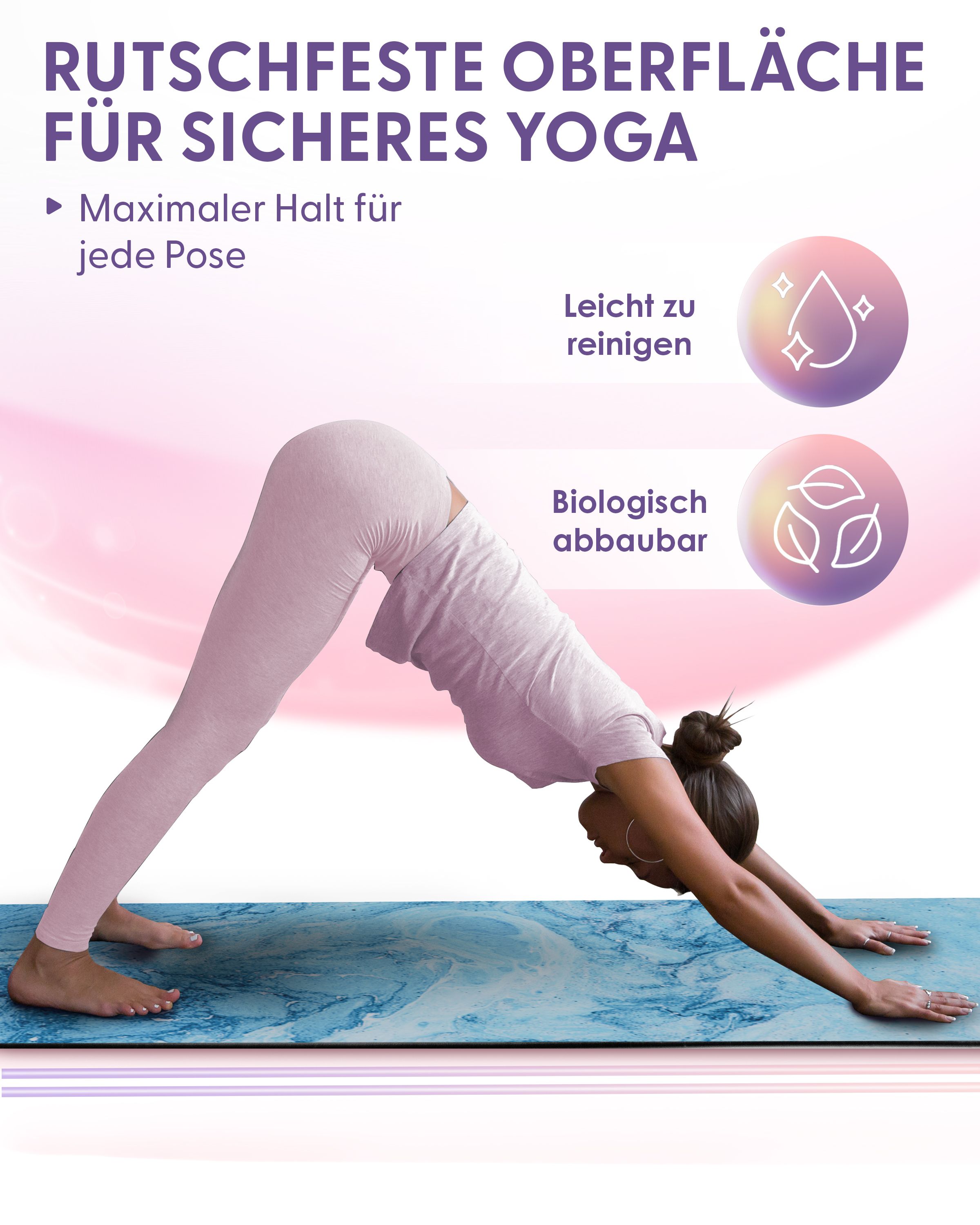 Person in Yoga-Pose auf Yogamatte. Blaue Matte mit Marmormuster. Text: Rutschfeste Oberfläche. Biologisch abbaubar.