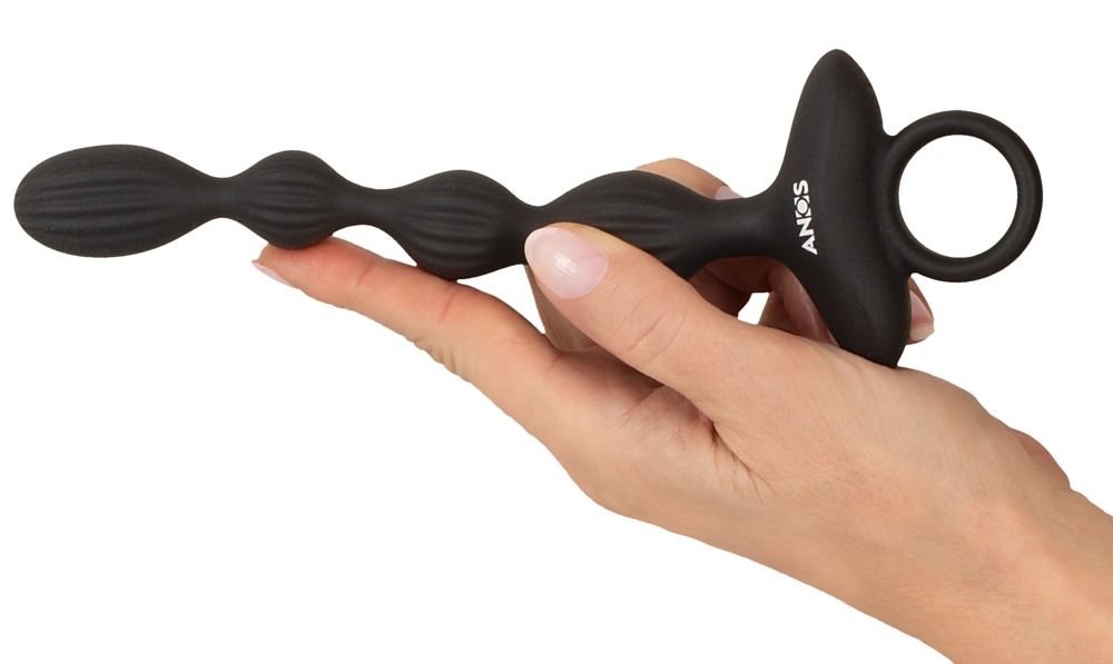 Hand hält einen schwarzen, gerippten Vibrator mit Ring und ANOS-Logo.