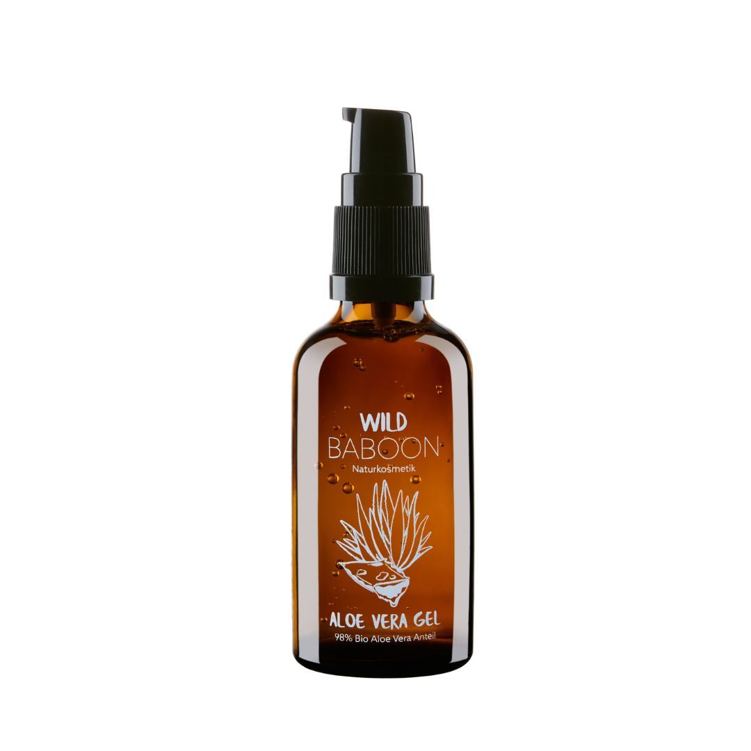 Braune Glasflasche mit schwarzem Pumpverschluss. Aufschrift: WILD BABOON, Aloe Vera Gel, 98% Bio Aloe Vera.