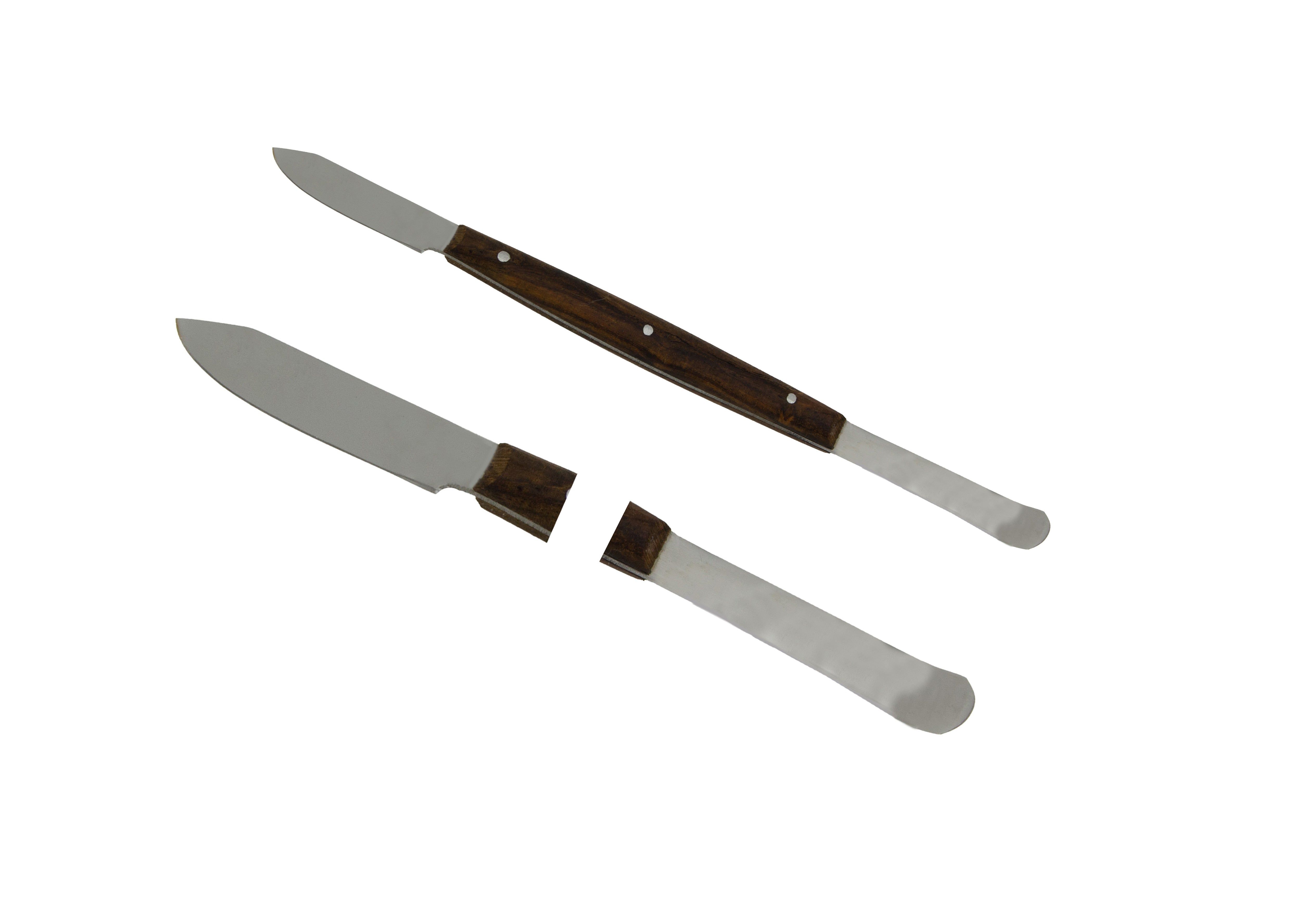 Drei medizinische Werkzeuge: zwei Spatel und ein Messer. Holzgriffe, Metallklingen. Auf weißem Hintergrund.