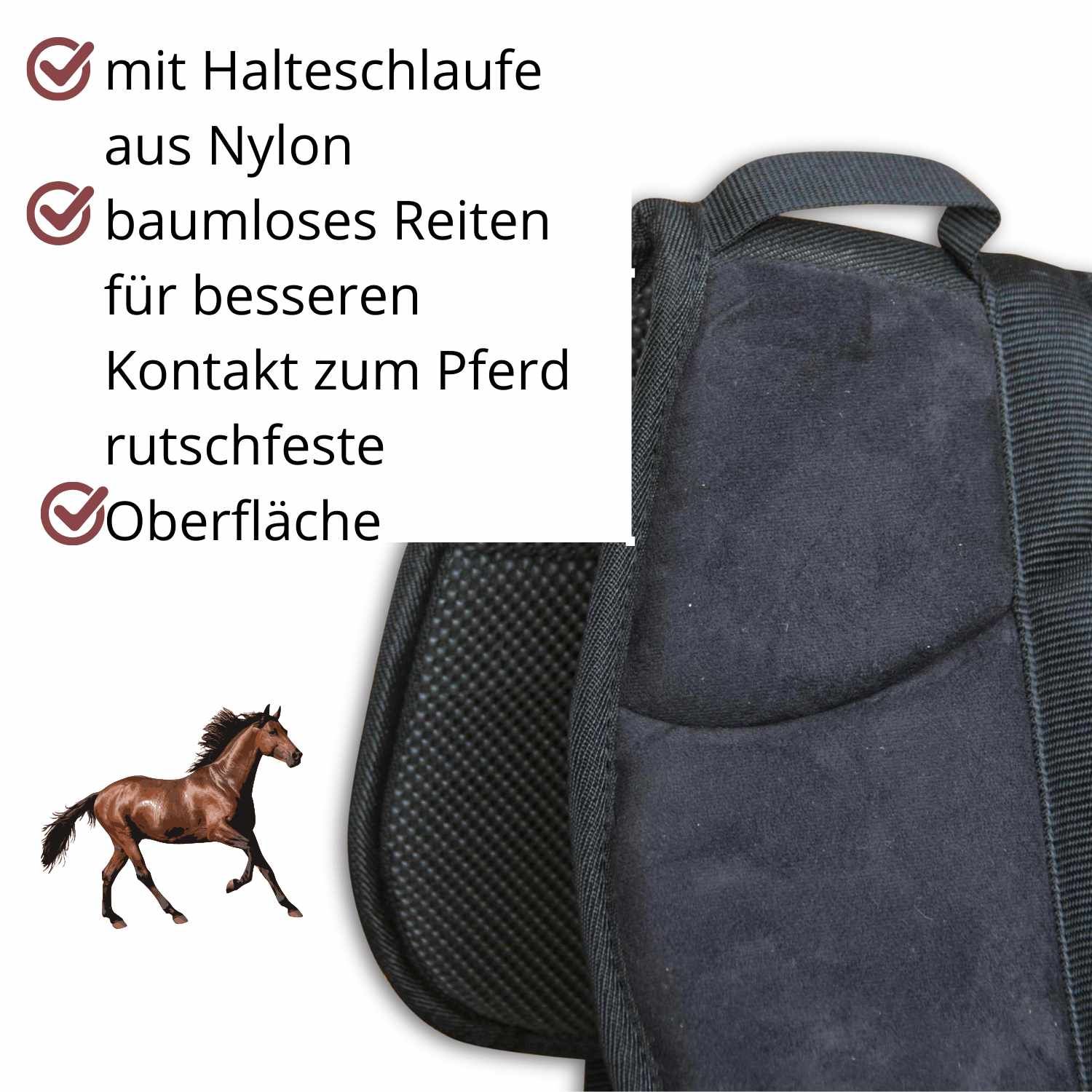 Ausschnitt Reitpad mit Text: rutschfeste Oberfläche. Braunes Pferd. Text: baumloses Reiten. Schwarze Oberfläche.