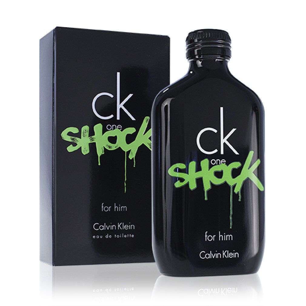 Schwarze Flasche und Schachtel. Beide zeigen "ck one shock" in Grün. "for him" und "Calvin Klein" sind ebenfalls abgebildet.