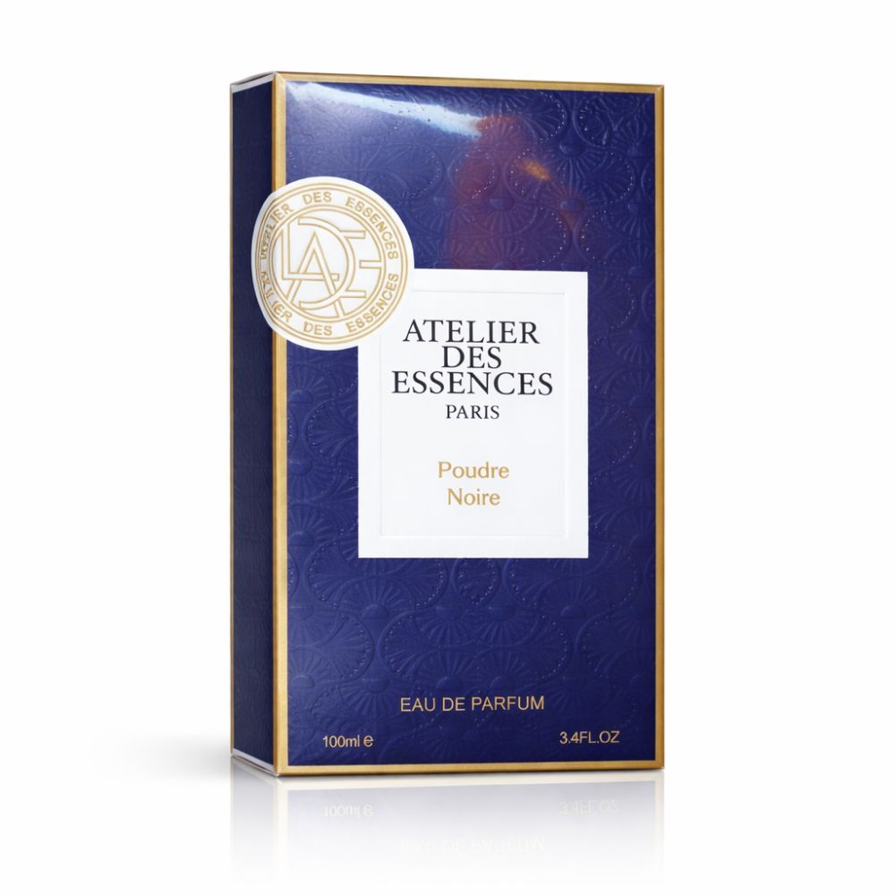 Dunkelblaue Schachtel mit goldfarbenen Akzenten. Aufschrift: Atelier des Essences Paris, Poudre Noire. Siegel.