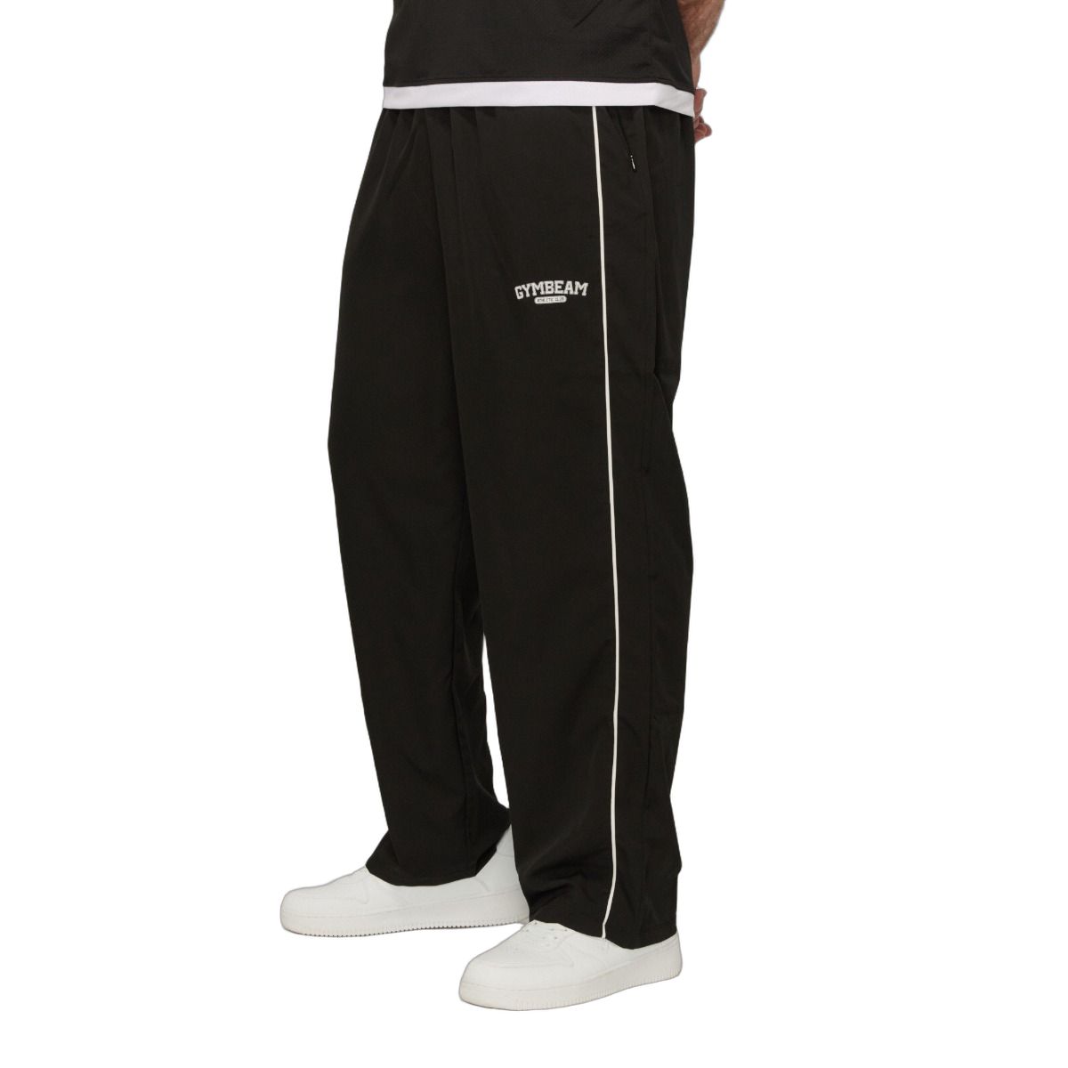 Seitliche Ansicht einer schwarzen Herren-Jogginghose mit weißem Seitenstreifen.