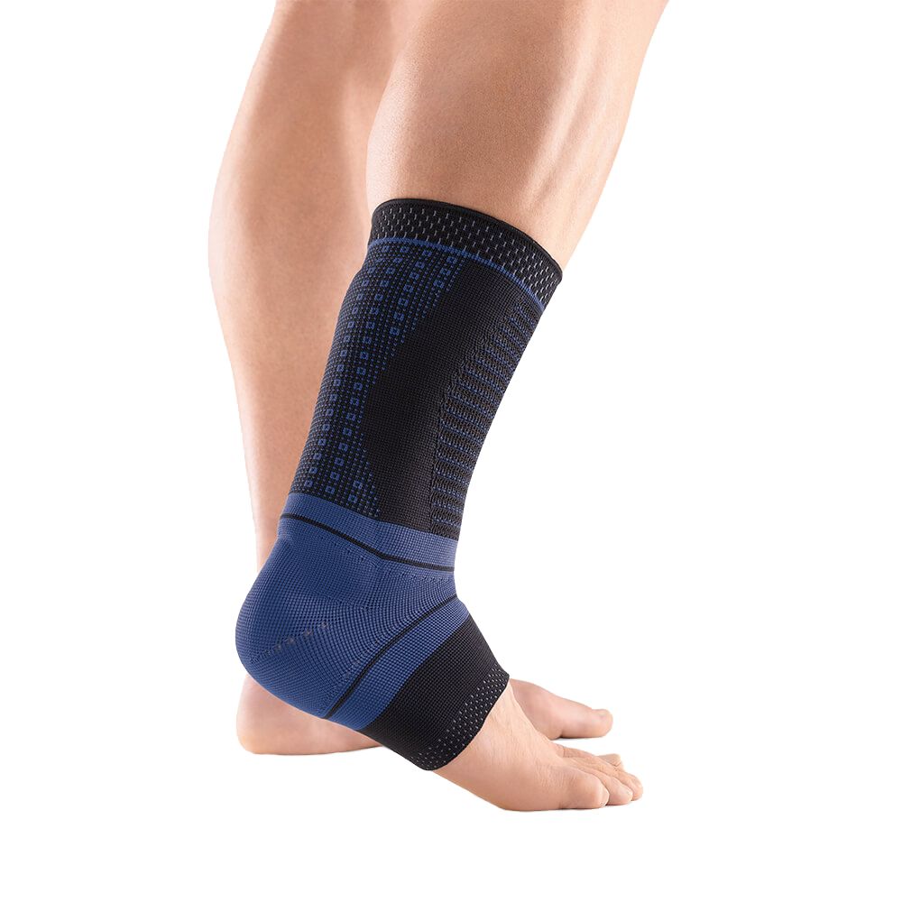 Achillessehnenbandage, schwarz, am Bein getragen. Schwarz-blaue Bandage bedeckt Knöchel und Wade.