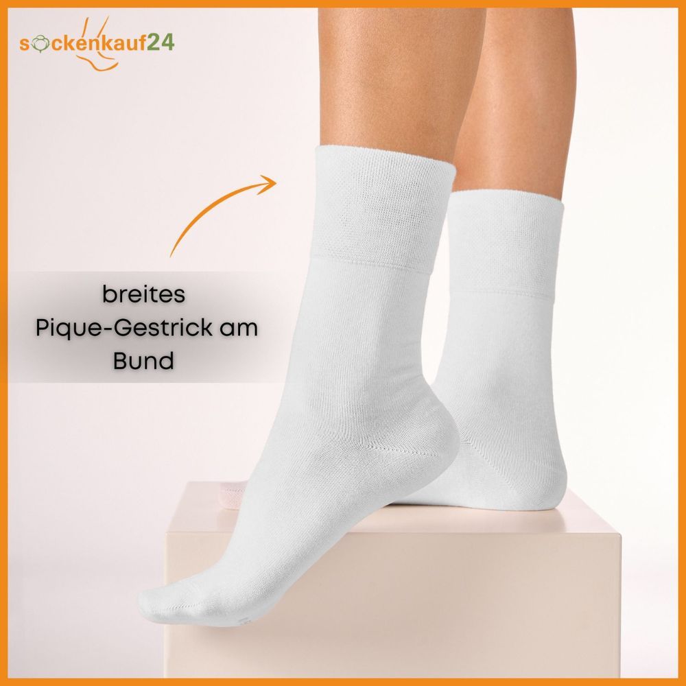 Weiße Socken am Bein. Text: Breites Pique-Gestrick am Bund.