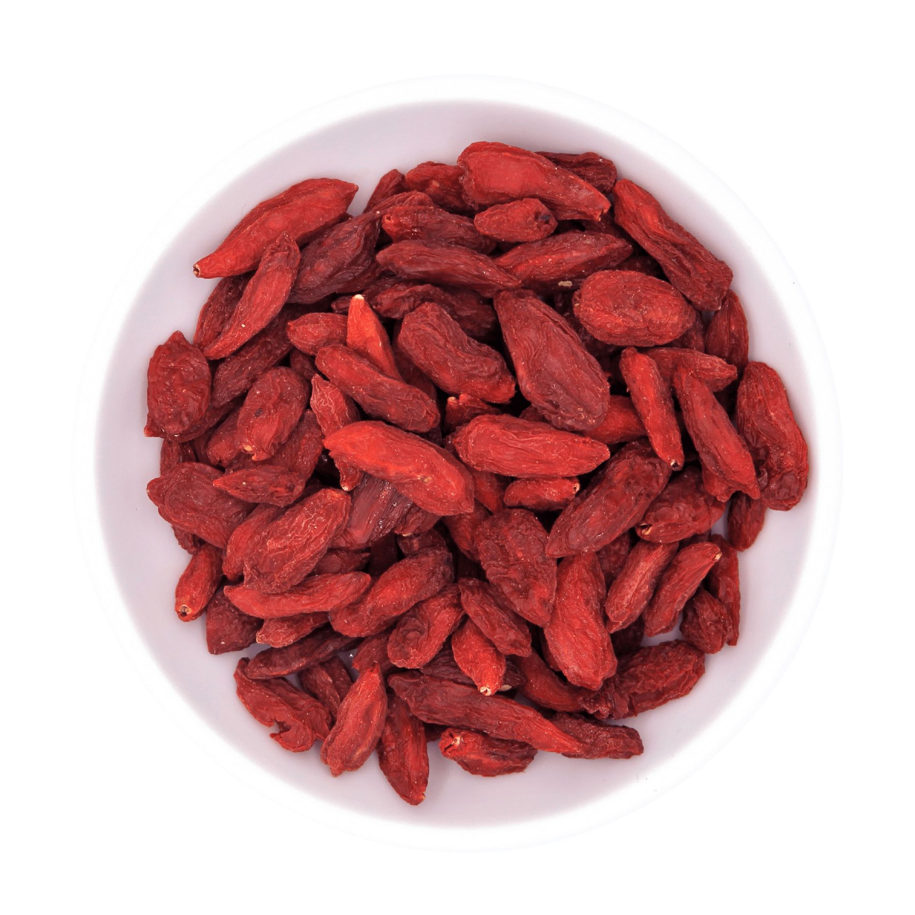 Draufsicht auf rote Goji-Beeren in einer weißen Schale. Die Beeren sind länglich und haben eine rote Farbe.