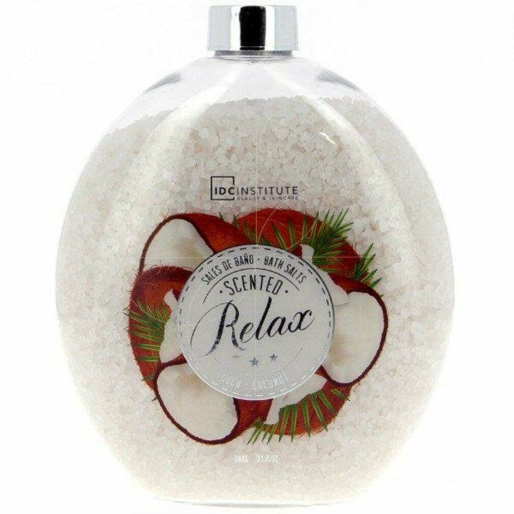 Klarer, ovaler Behälter mit weißen Badesalzen. Aufkleber mit Kokosnuss-Illustration und Schriftzug "Scented Relax".