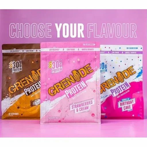 Drei Beutel Grenade Protein Blend in verschiedenen Geschmacksrichtungen. Pink, braun und weiß mit Produktnamen und Nährwertangaben.