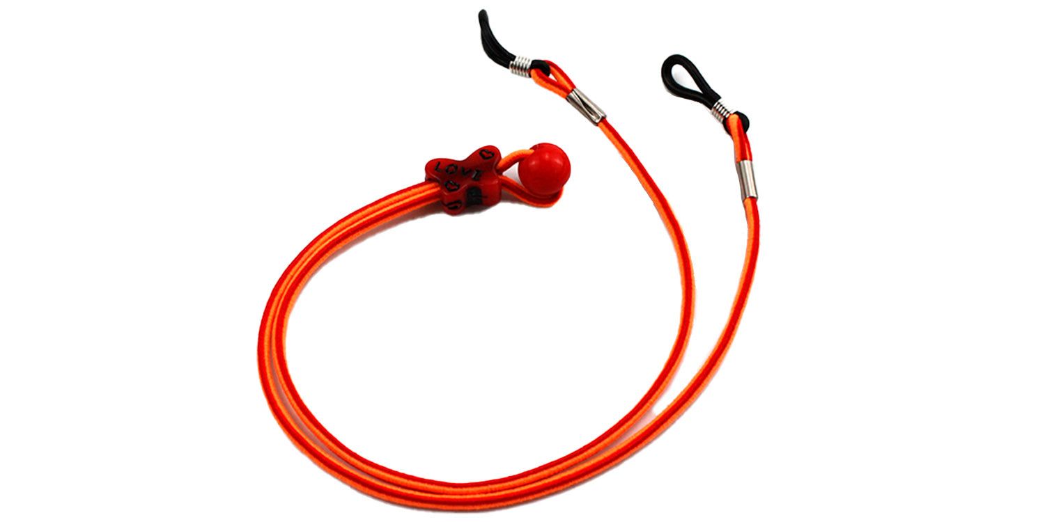 Oranges Brillenband mit schwarzen Schlaufen. Runder Verschluss und rotes Herz-Detail mit Rose und Schriftzug.