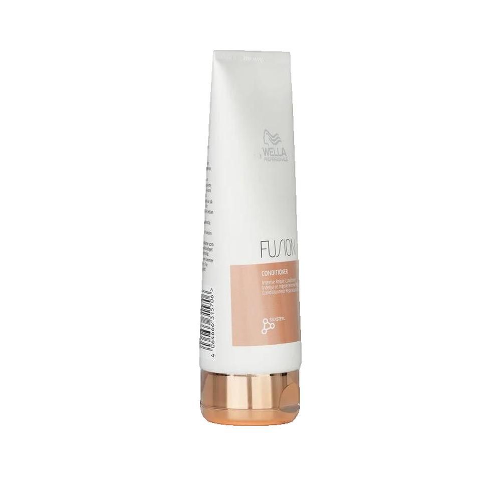 Weiße Tube mit kupferfarbenem Abschnitt. Wella FUSION Conditioner-Etikett. Produktname und Logo sichtbar.