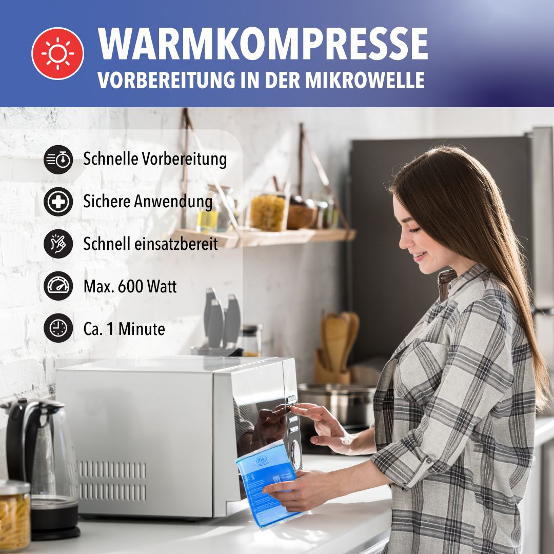 Frau bereitet eine blaue Kompresse in der Mikrowelle zu. Text: Warmkompresse, schnelle Vorbereitung, sichere Anwendung.