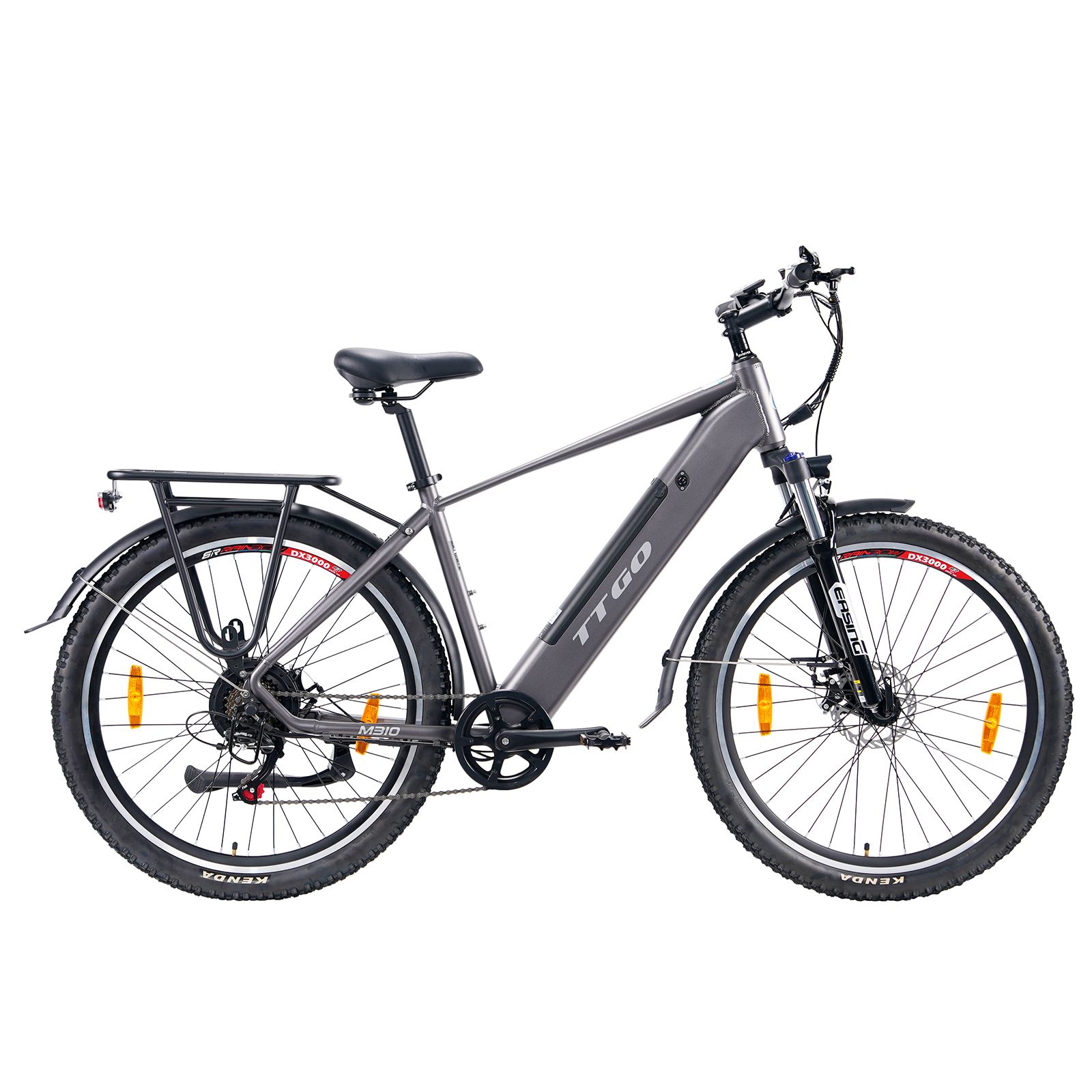 Graues E-Bike mit Gepäckträger und Schutzblechen. Auf dem Rahmen steht TTGO. Schwarze Reifen mit orangefarbenen Reflektoren.