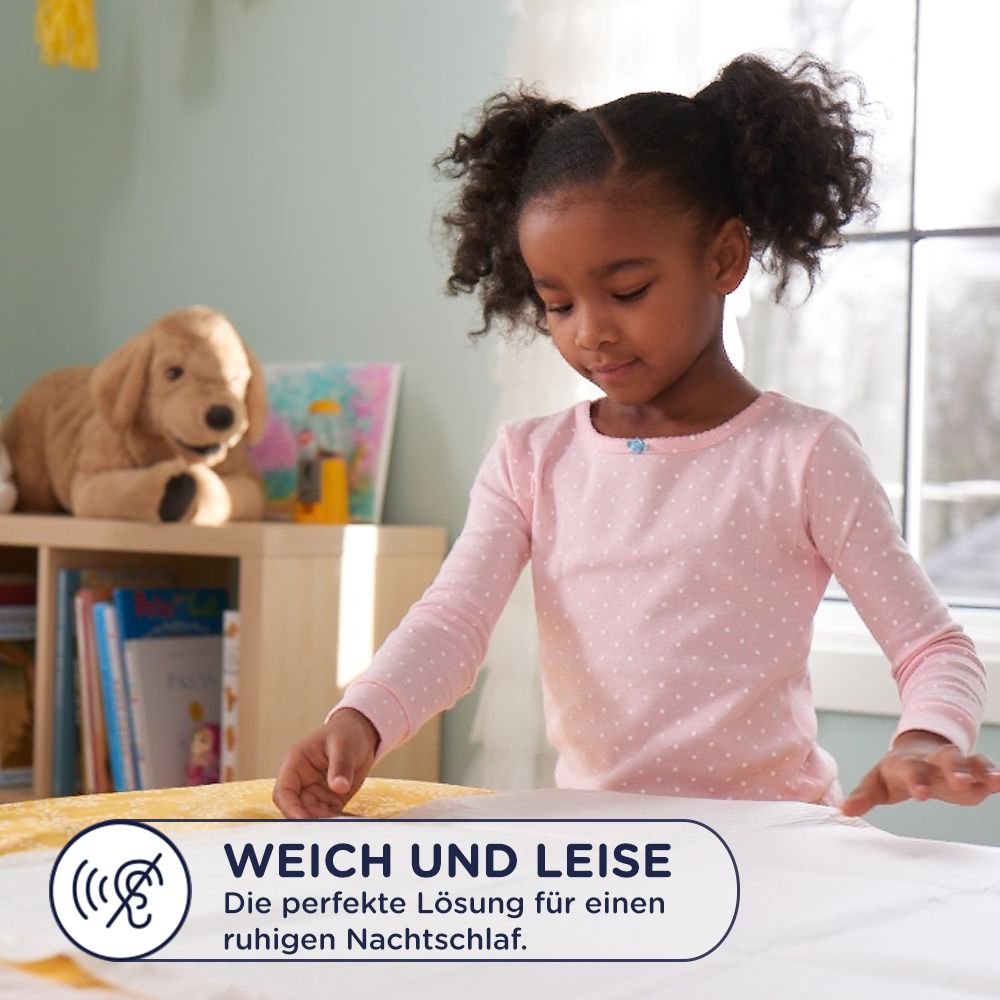 Kind betrachtet ein weißes Bettlaken. Text: Weich und leise. Die perfekte Lösung für einen ruhigen Nachtschlaf.