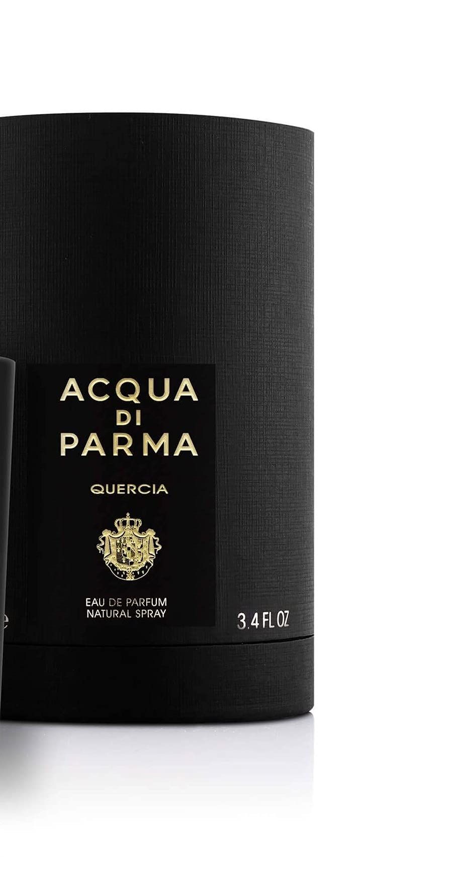 Schwarze Verpackung mit Aufschrift: Acqua di Parma Quercia. 3.4 fl oz.