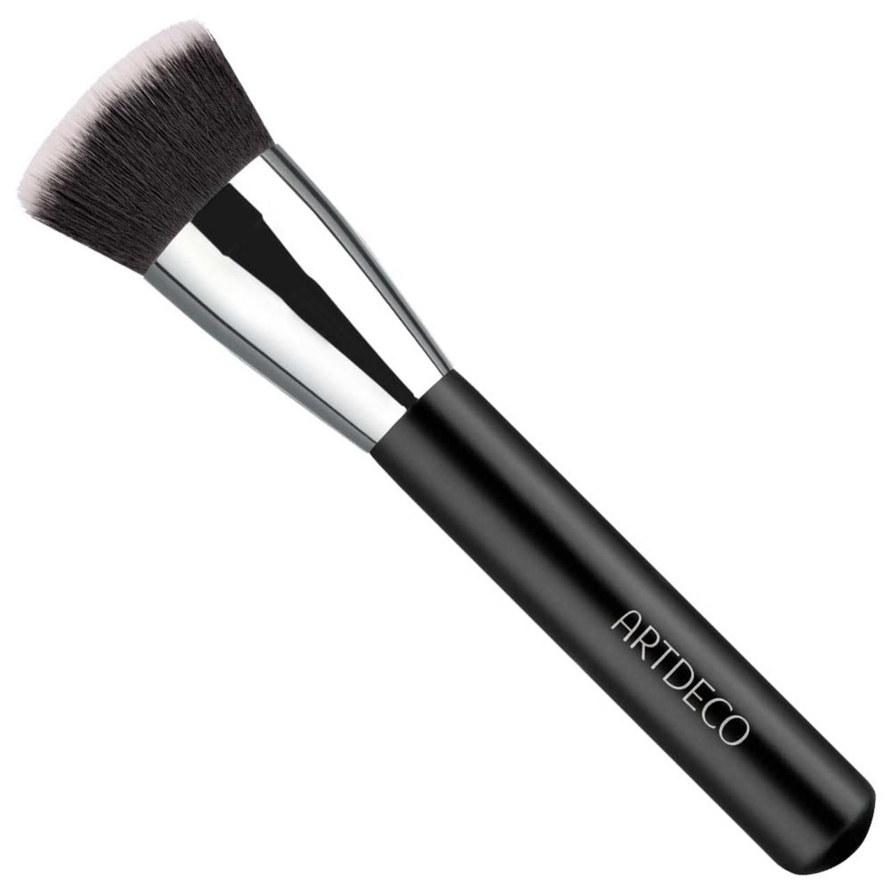 Artdeco Contouring Brush. Schwarzer Griff, silberne Zwinge, helle und dunkle Borsten. Markenschriftzug.