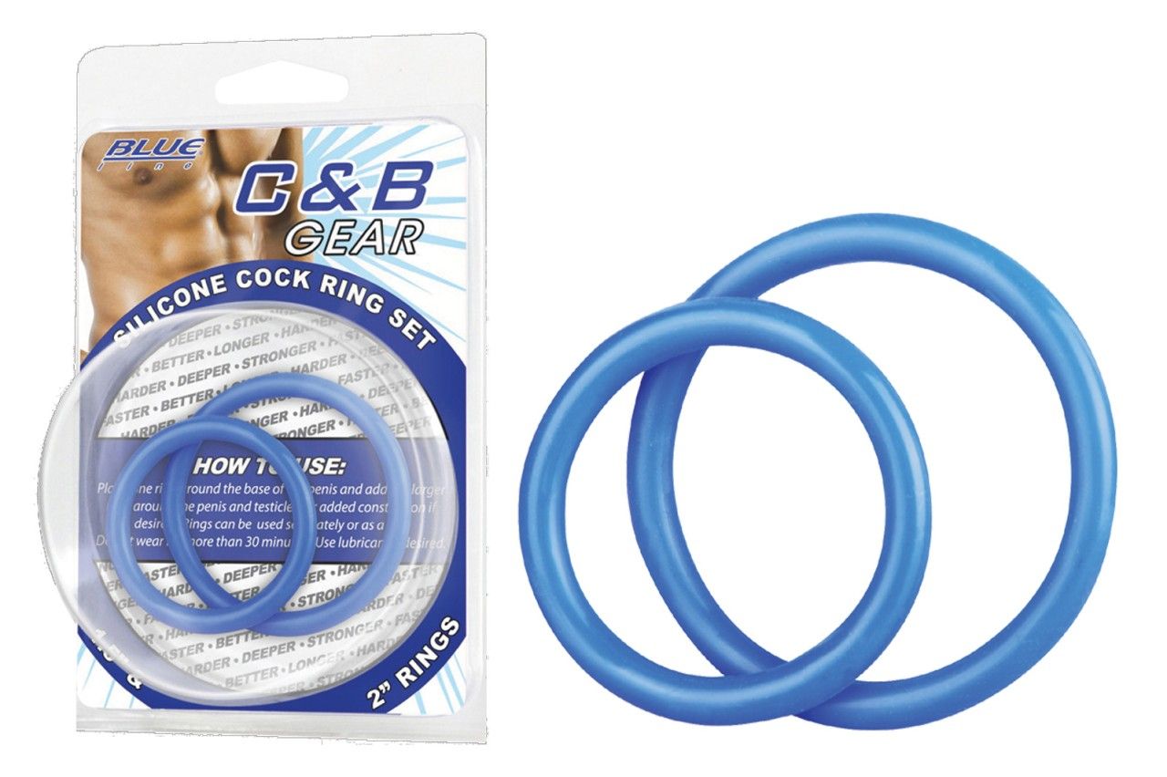 Zwei blaue Silikon-Cockringe. Verpackung mit Produktname und Anwendungsbeschreibung. Ringe in verschiedenen Größen.
