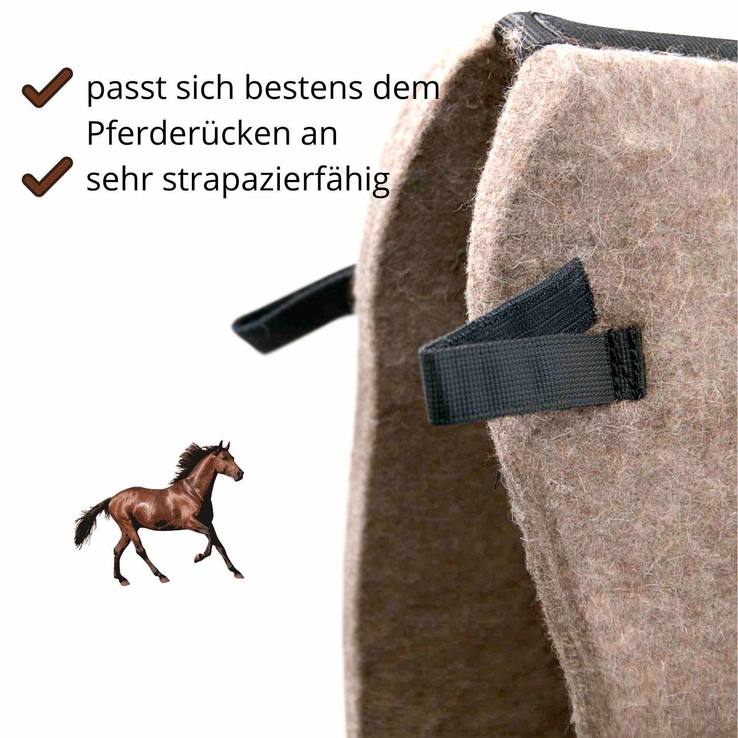 Satteldecke aus Filz, braun. Schwarze Riemen. Text: passt sich bestens dem Pferderücken an, sehr strapazierfähig.