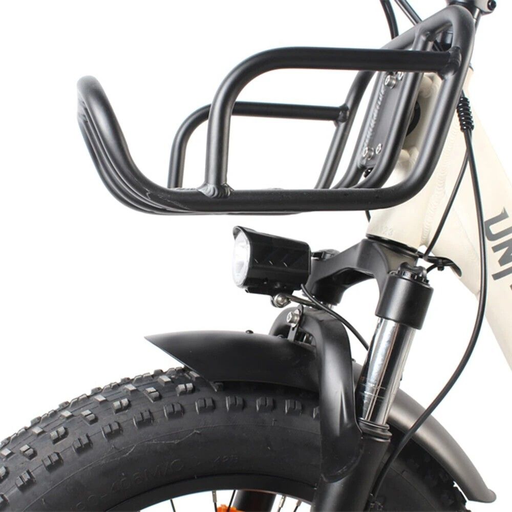 Nahaufnahme des Frontkorbs, Scheinwerfers und Reifens. Schwarze Komponenten.