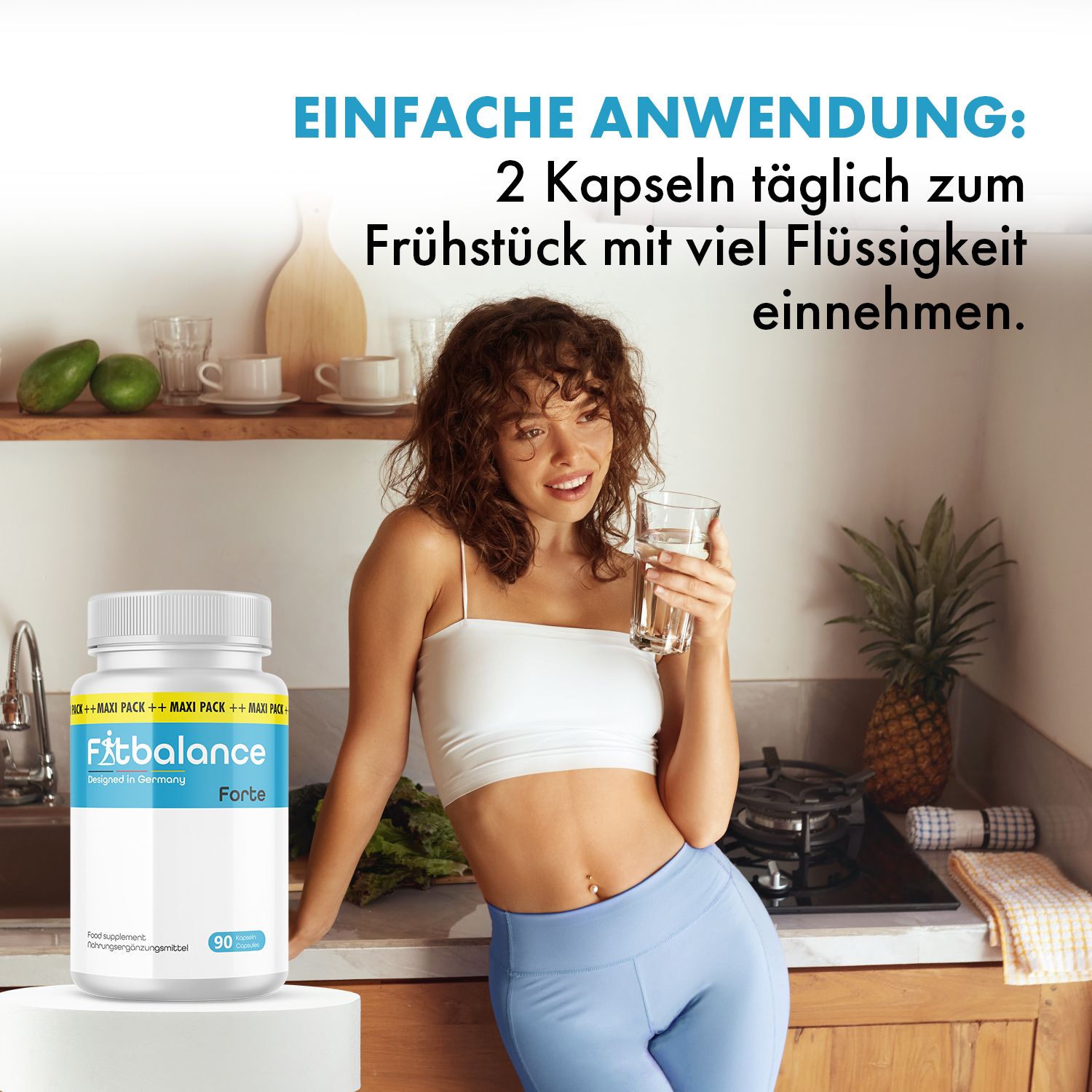 Frau hält Glas Wasser, neben Fitbalance Forte Kapseln. Text: 2 Kapseln täglich zum Frühstück mit viel Flüssigkeit.