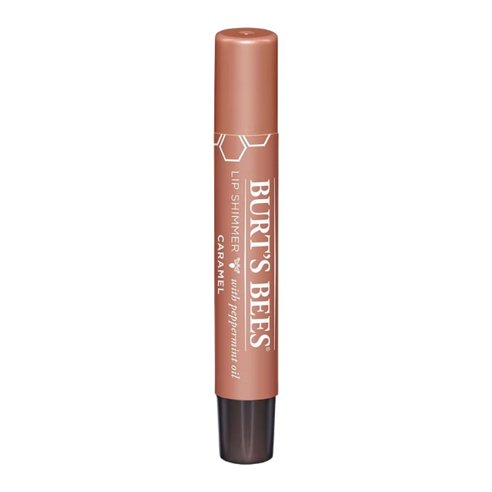 Lippenstift in Caramel-Farbe. Aufschrift: Burt's Bees Lip Shimmer. Mit Pfefferminzöl. Zylindrische Form mit braunem Boden und Deckel.
