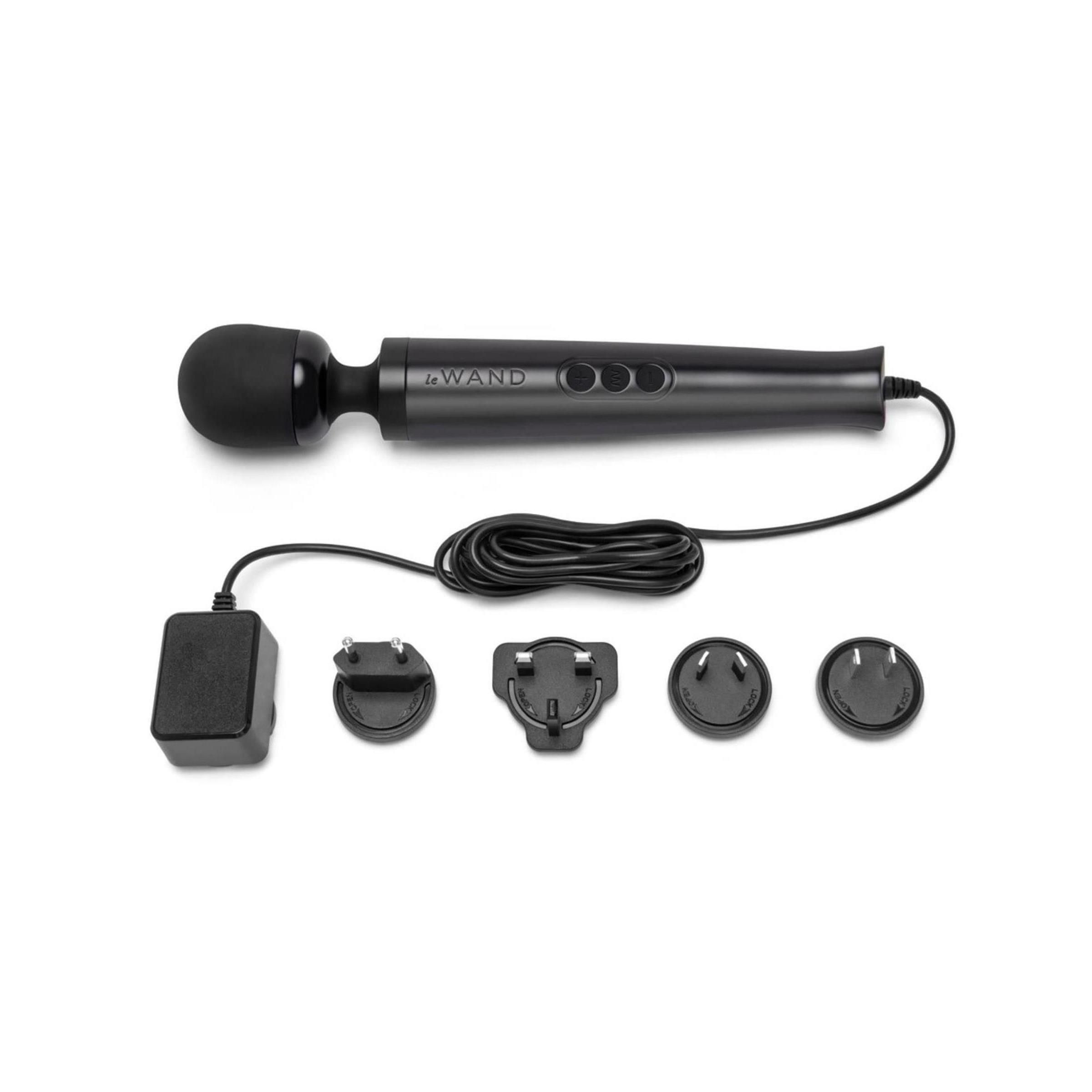 Schwarzes Massagegerät mit Netzteil und verschiedenen Adaptern. Marke Le Wand.