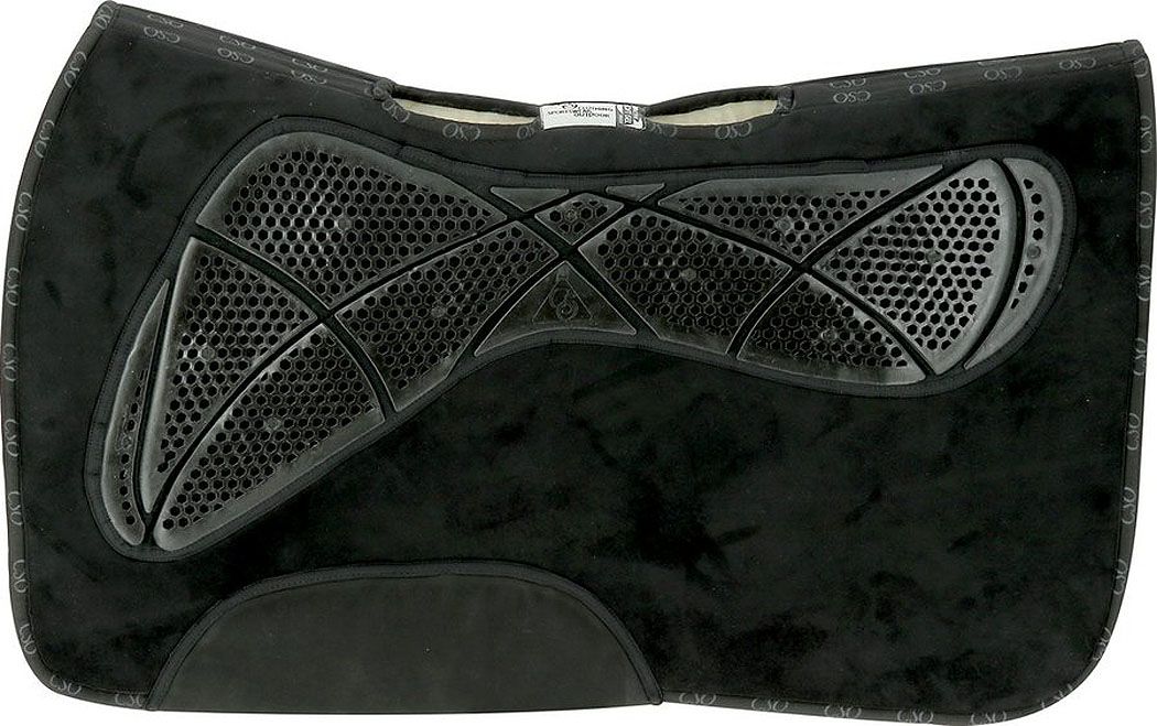 Schwarzes Sattelpad mit perforierter Oberfläche und gepolsterten Bereichen. Logo sichtbar.