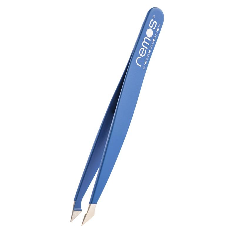 Blaue Pinzette mit schrägen, silbernen Spitzen. Auf der Pinzette ist der Schriftzug "remos" zu sehen.