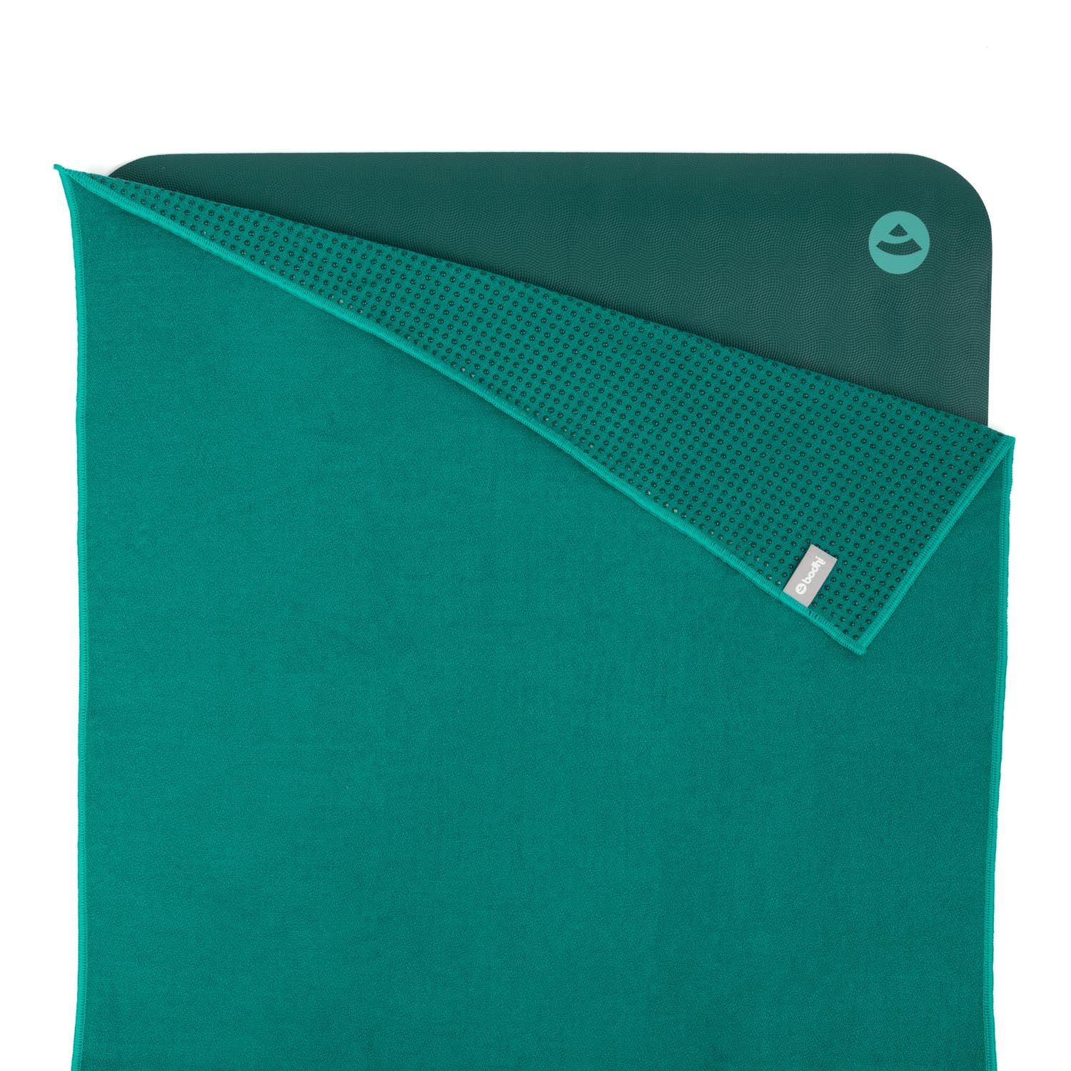Grünes Yogahandtuch, gefaltet. Oberseite glatt, Unterseite mit Noppen. Logo sichtbar.