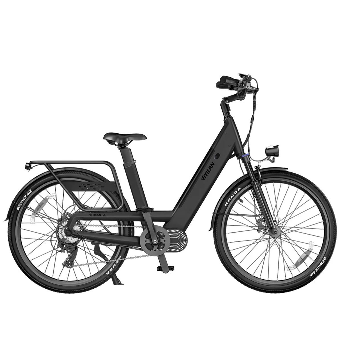 Schwarzes E-Bike, Seitenansicht. Gepäckträger, Scheinwerfer und Kenda-Reifen sind sichtbar.