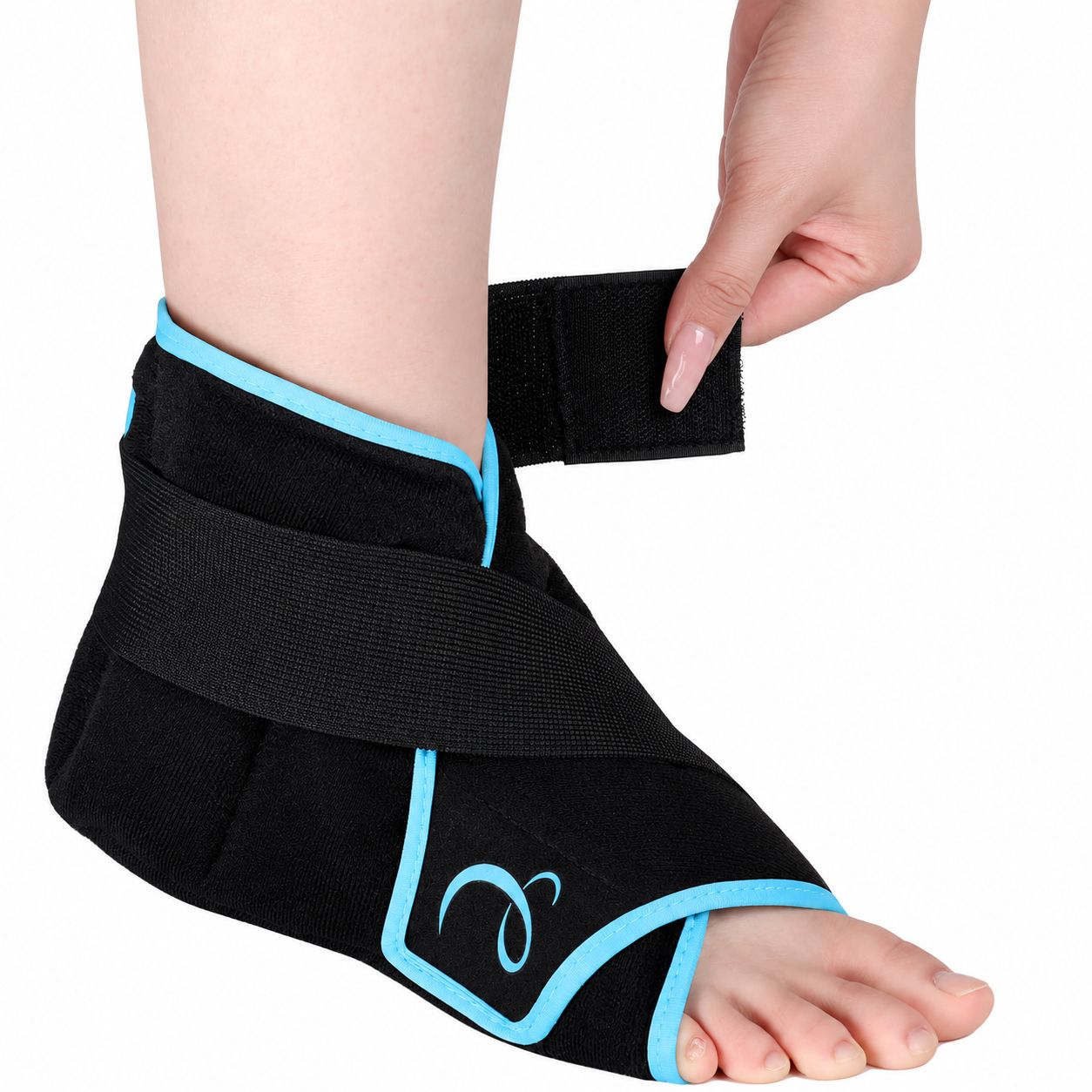Schwarze Knöchelbandage mit blauen Akzenten und Klettverschluss wird angelegt.