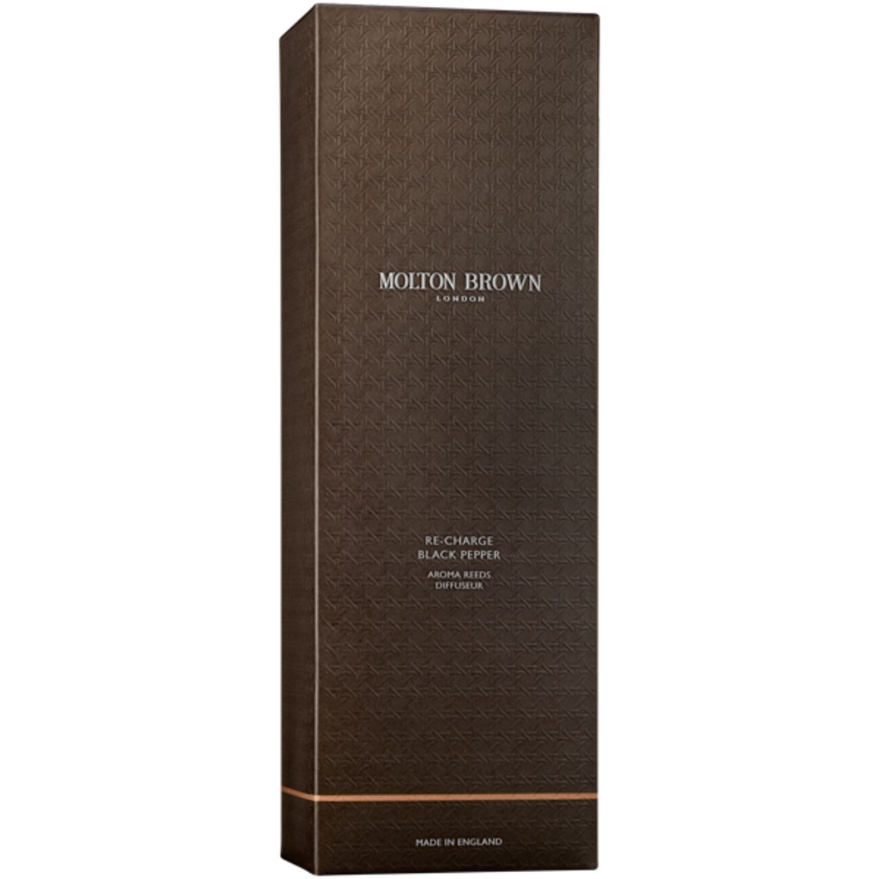 Braune, längliche Verpackung mit der Aufschrift Molton Brown, Re-Charge Black Pepper Aroma Reeds. Hergestellt in England.