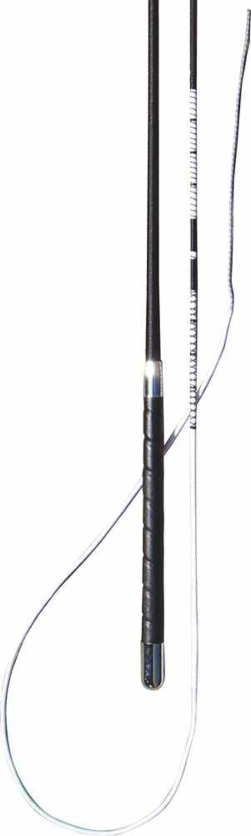 Schwarze Fahrpeitsche mit Ledergriff und weißer Schnur. Silberne Enden. Teilweise weiße Markierungen.