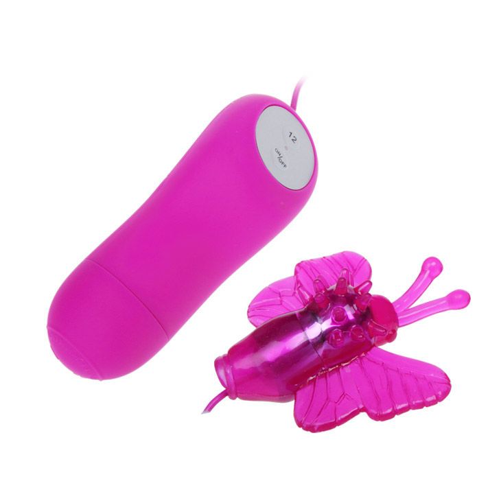 Pinker Vibrator mit Schmetterlingsaufsatz und Fernbedienung.