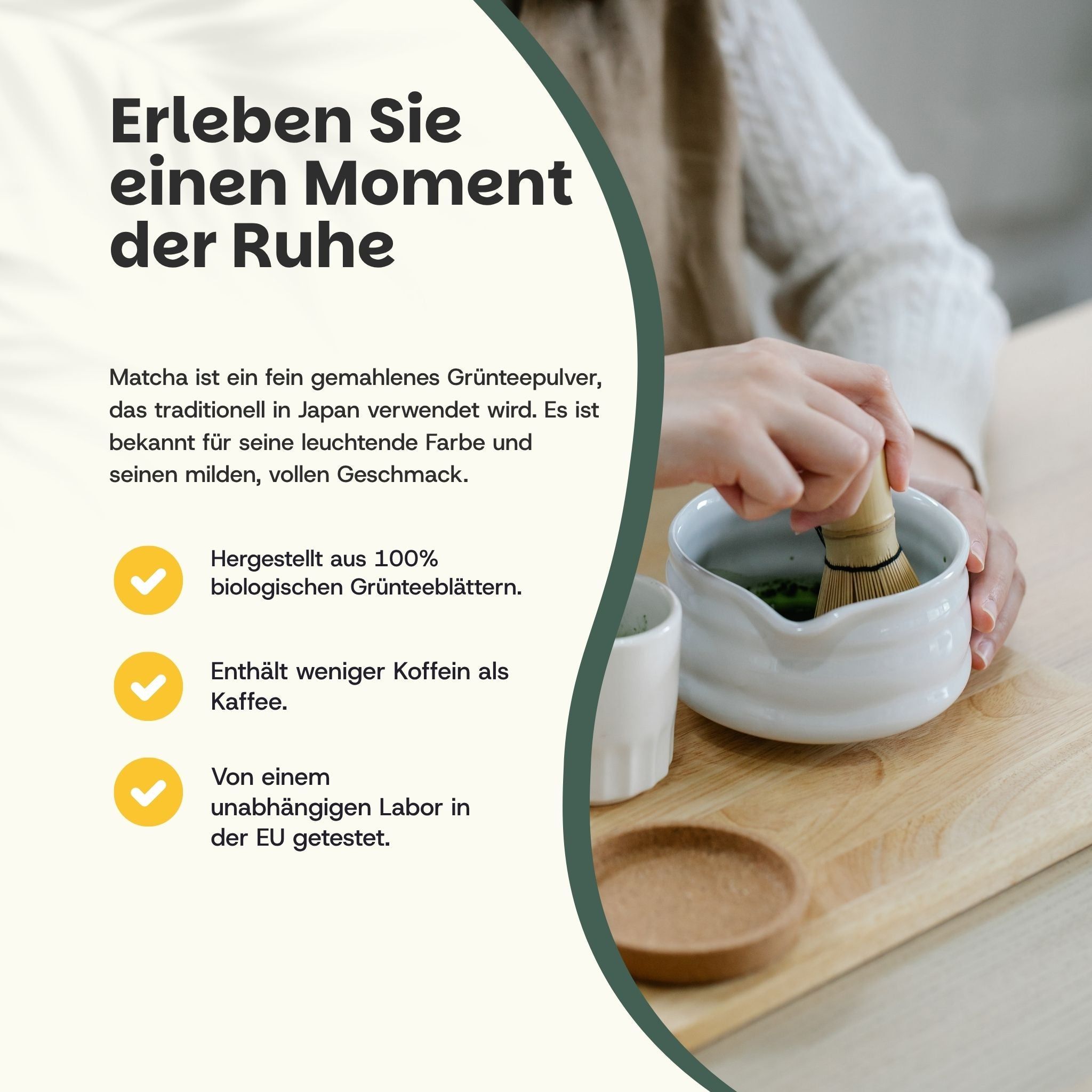 Person bereitet Matcha-Tee zu. Schüssel, Bambusbesen, Holzbrett. Text: Matcha, 100% Bio, weniger Koffein.