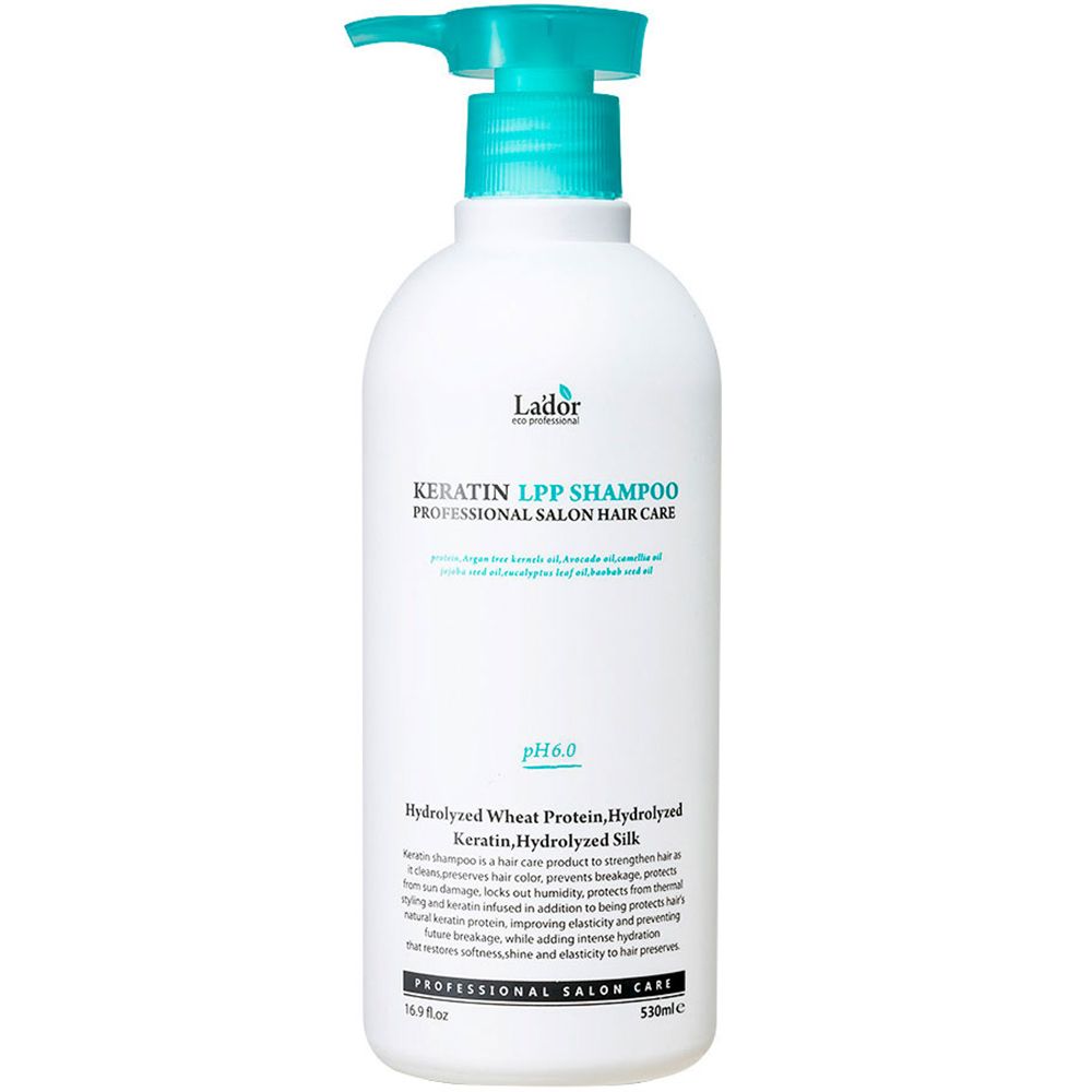 LADOR Keratin LPP Shampoo in weißer Pumpflasche mit türkisfarbenem Spender.