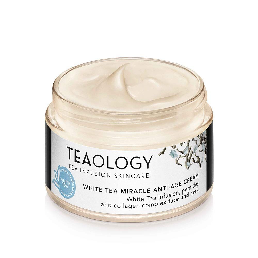Creme in einem Glasbehälter. Auf dem Etikett steht "Teaology" und "White Tea Miracle Anti-Age Cream".