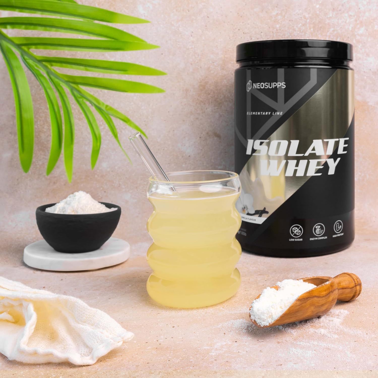 Isolate Whey Dose neben Glas mit Getränk, Schale mit Pulver, Löffel mit Pulver. Aufschrift: Neosupps Isolate Whey.